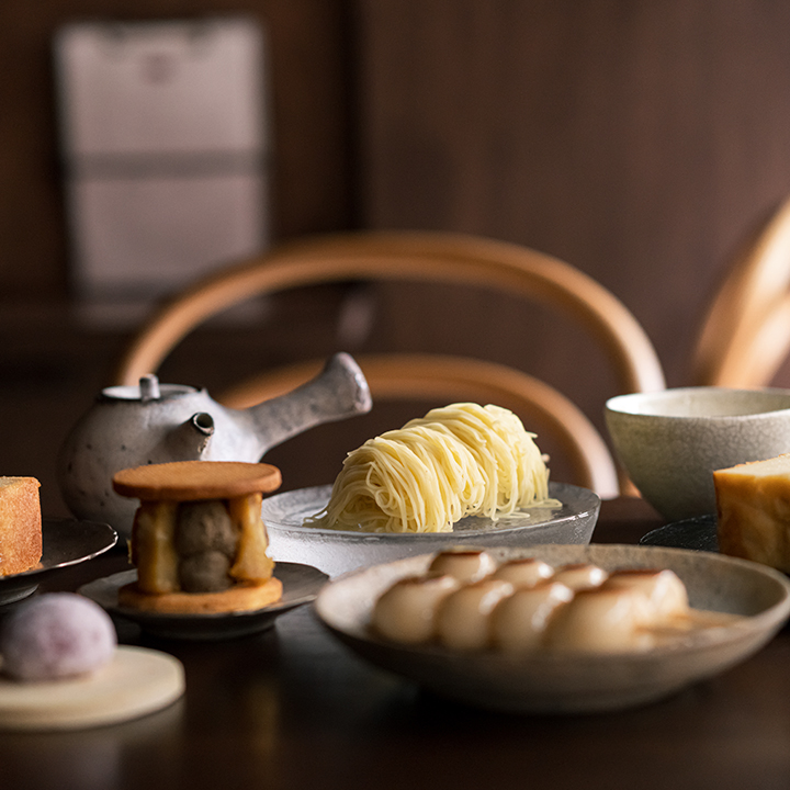 お茶とたくさんの焼き芋スイーツが並ぶ