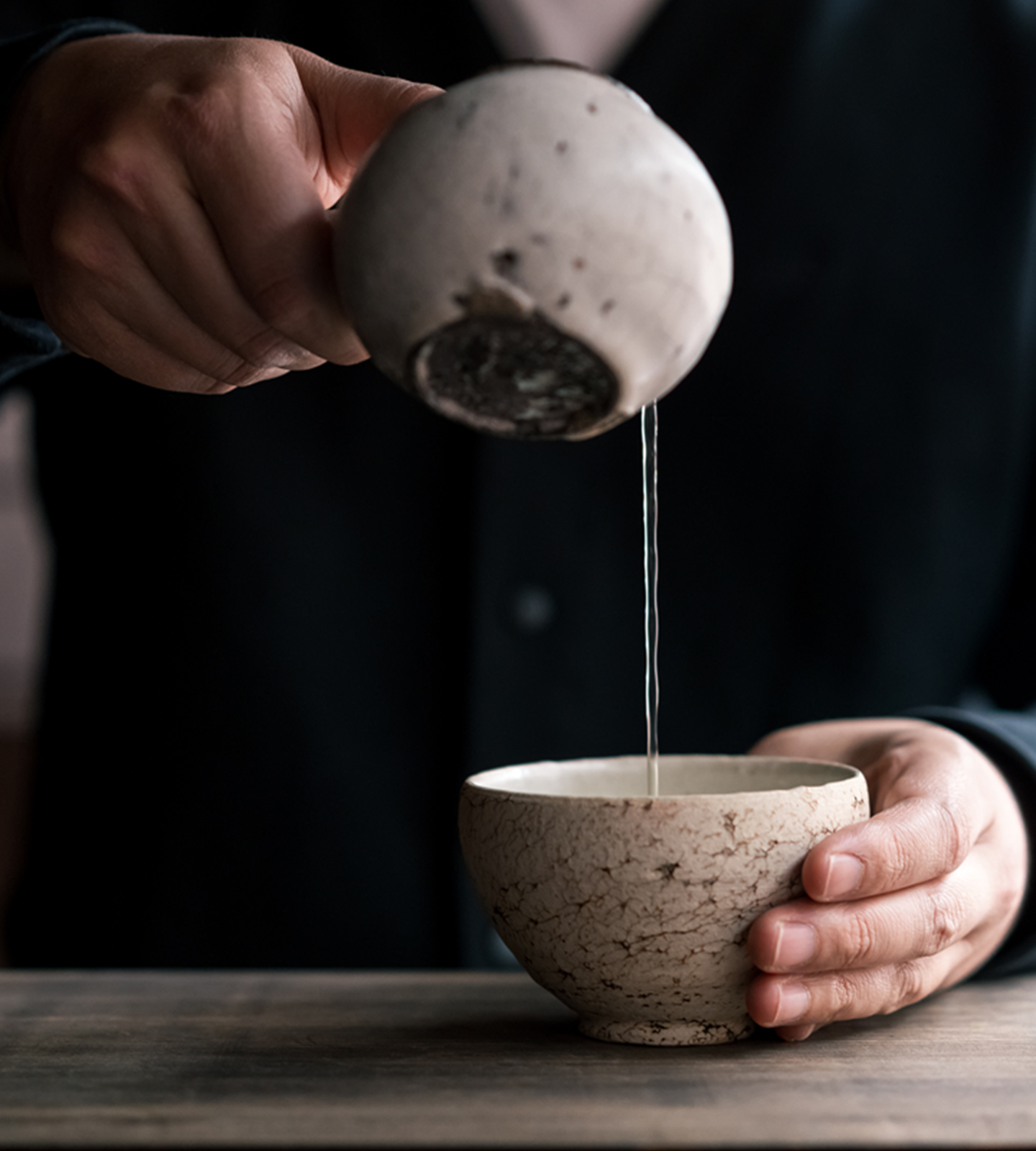 美しい茶器でお茶を淹れる