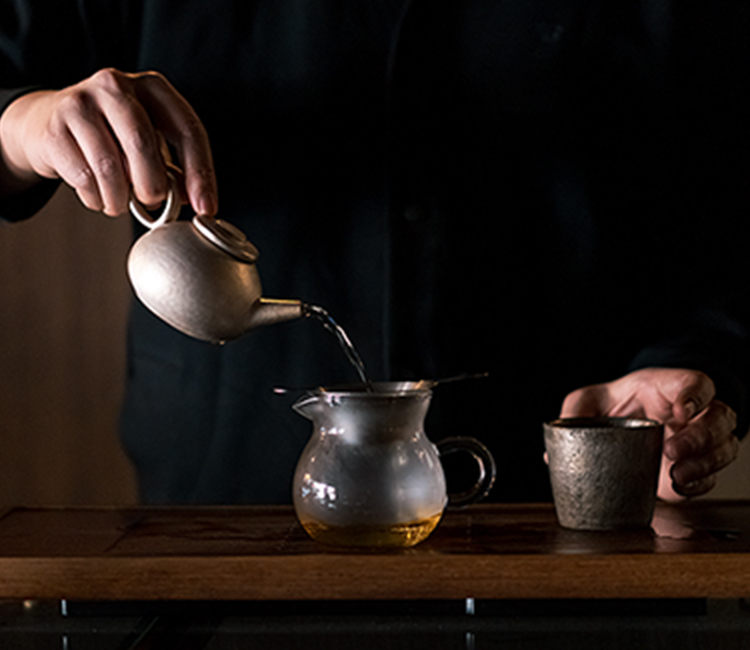 美しい茶器でお茶を淹れる