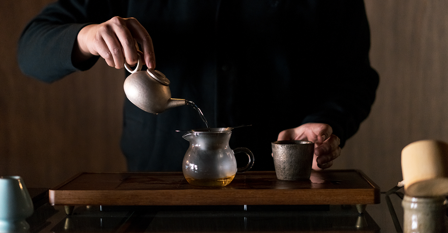 美しい茶器でお茶を淹れる