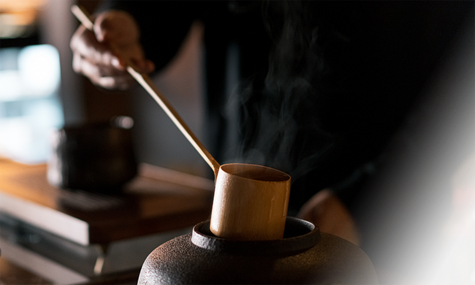 店主がお茶を淹れる